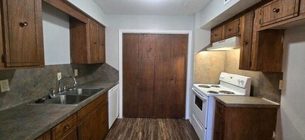 109 E Old Hwy 80 in White Oak, TX - Building Photo - Building Photo