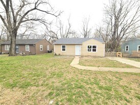 513 SE Pinecrest Dr in Topeka, KS - Building Photo