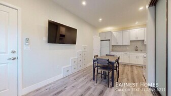 7051 1/2 White Oak Ave in Los Angeles, CA - Building Photo