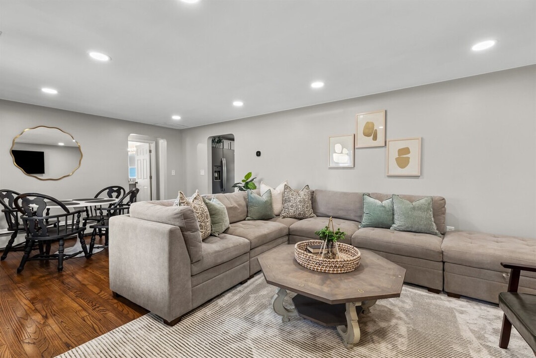 8254 Mary Ann Ave in Shelby Township, MI - Building Photo