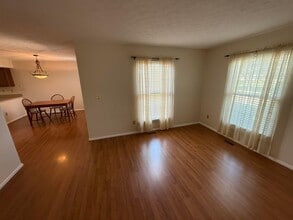 430 Williamsburg Ln NW in Lancaster, OH - Building Photo - Building Photo