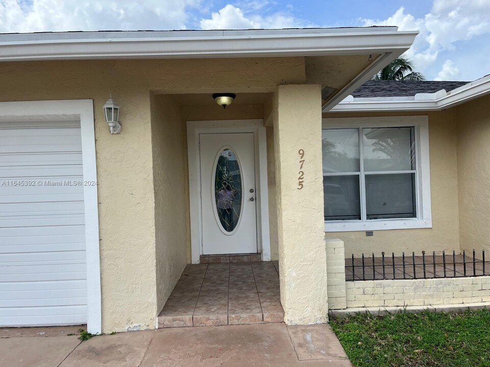 9725 NW 83rd St in Tamarac, FL - Building Photo