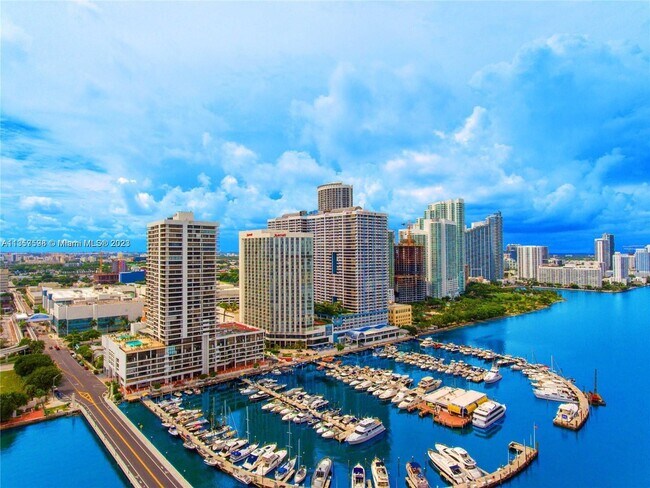 555 NE 15th St, Unit 32 in Miami, FL - Foto de edificio - Building Photo