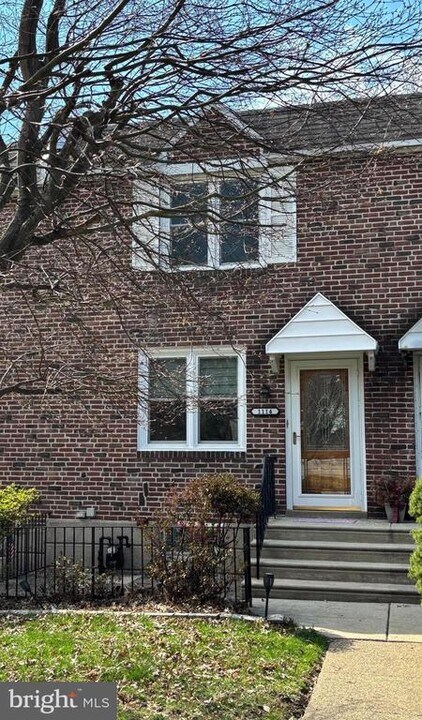 1114 Brookwood Ln in Glenolden, PA - Building Photo