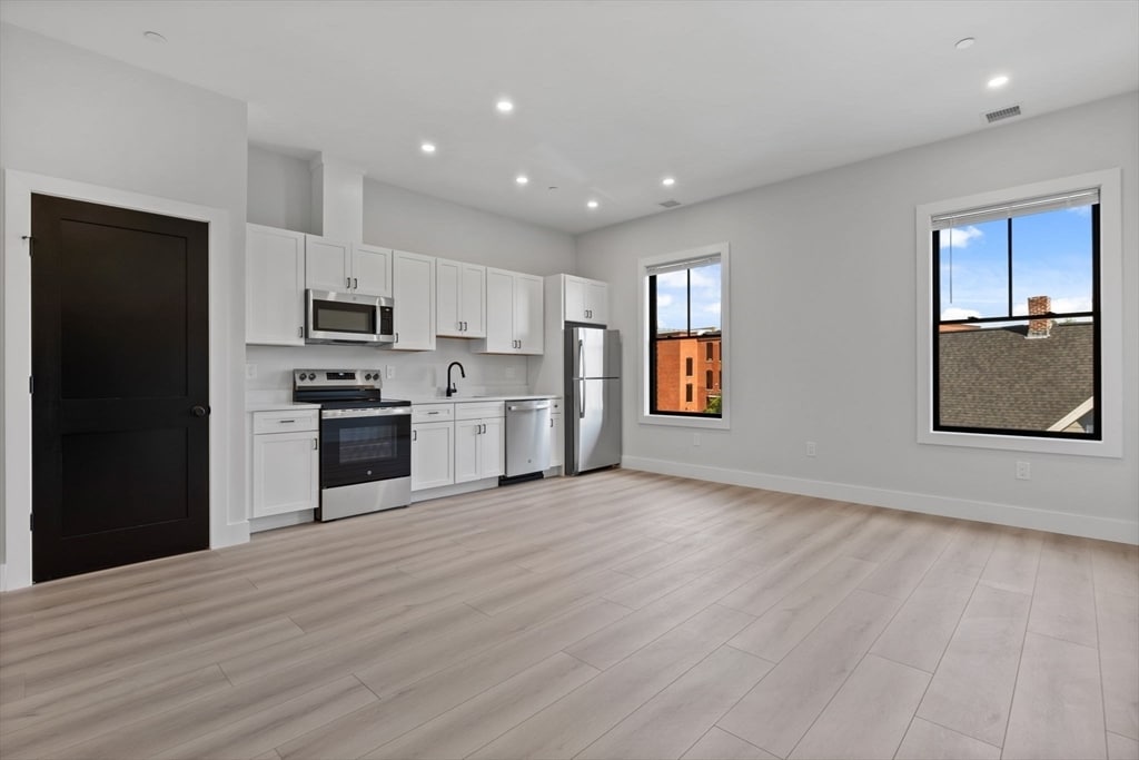 198 Albion St in Wakefield, MA - Building Photo