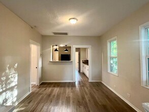 106 Regina St in San Antonio, TX - Building Photo - Building Photo