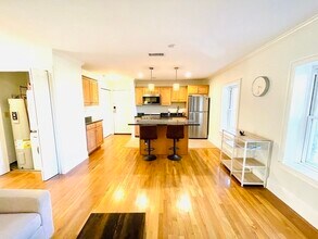 416 Medford St, Unit C8 in Boston, MA - Building Photo - Building Photo