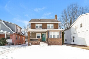 1720 E 298th St in Wickliffe, OH - Building Photo