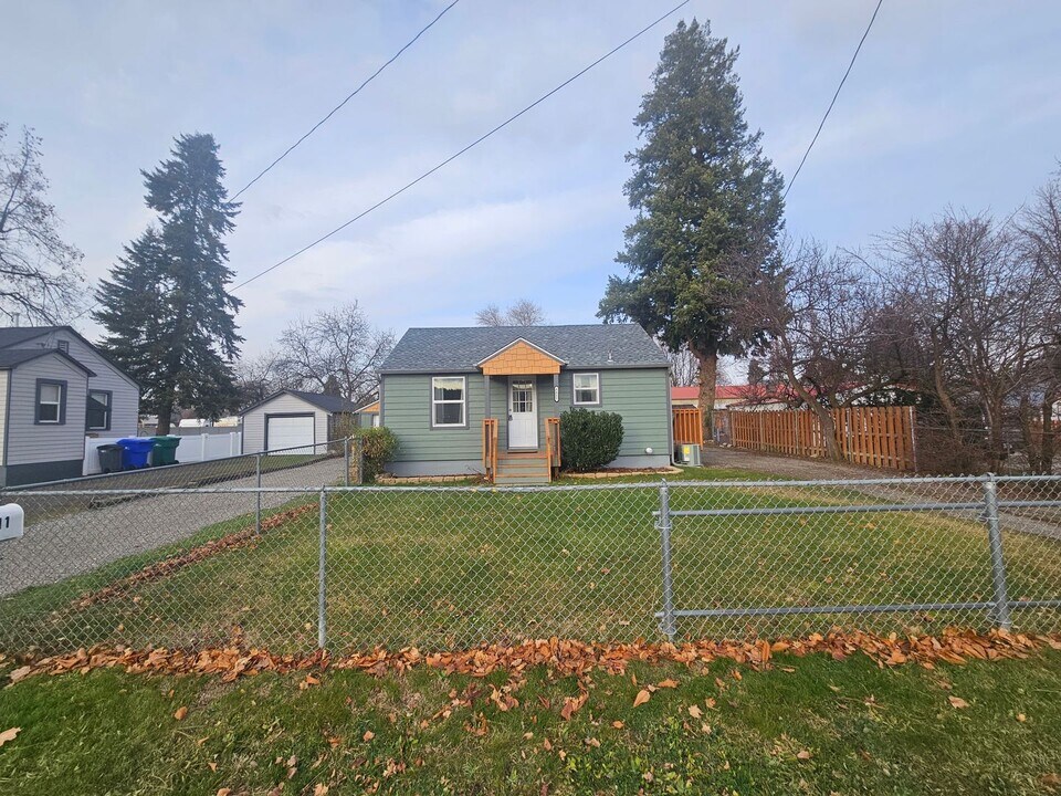 8411 E Main Ave in Spokane Valley, WA - Building Photo