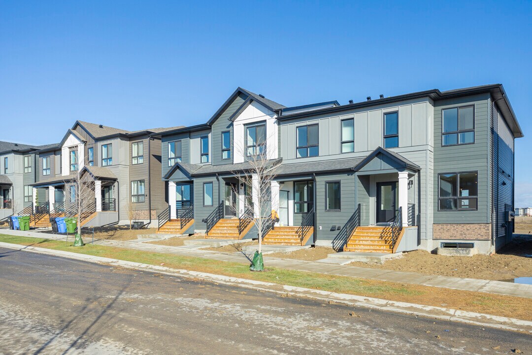 Silverton Townhouses in Calgary, AB - Building Photo