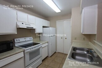 4301 Lizshire Ln-Unit -#C-201 in Orlando, FL - Foto de edificio - Building Photo