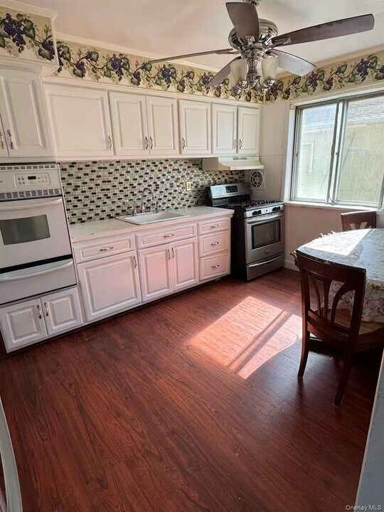 246 Rhodes Ave in Hempstead, NY - Building Photo