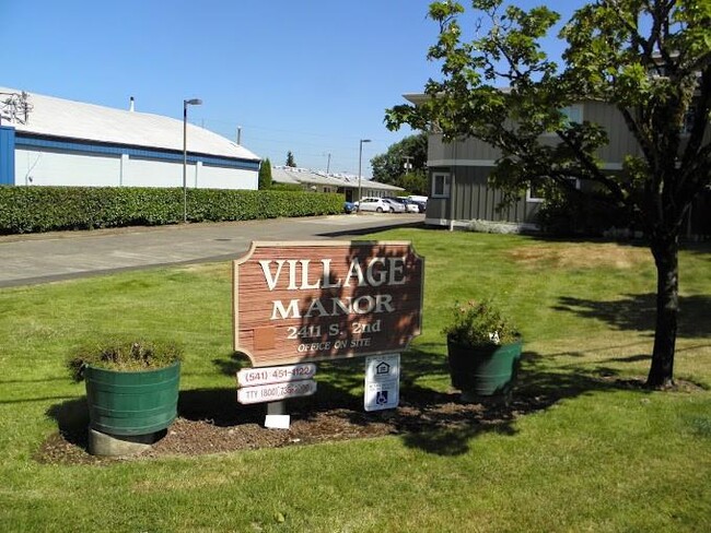 2411 S Second St in Lebanon, OR - Foto de edificio - Building Photo