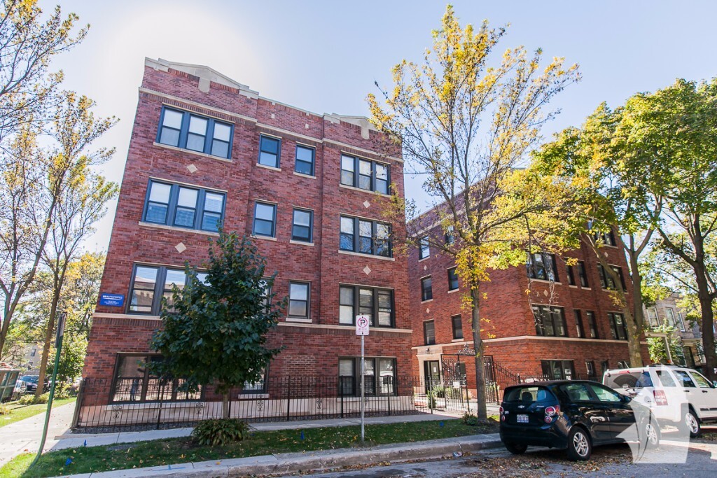 2201 W Eastwood Ave, Unit 2203-3se in Chicago, IL - Building Photo