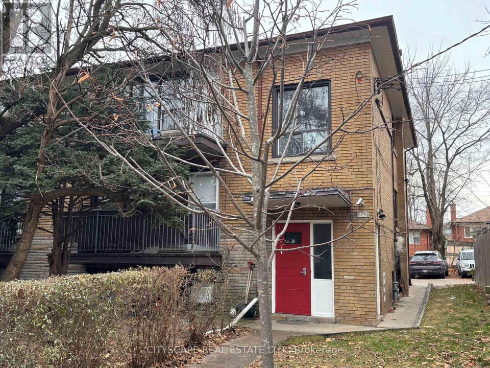 429-429 Lawrence Ave W in Toronto, ON - Building Photo