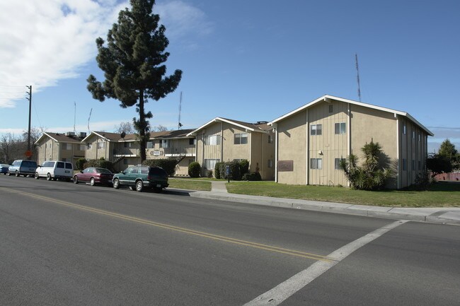 Riverside Terrace Apartments in Madera, CA - Foto de edificio - Building Photo