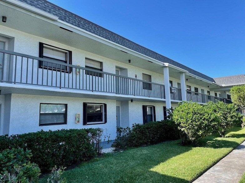 1271 SE Parkview Pl in Stuart, FL - Foto de edificio