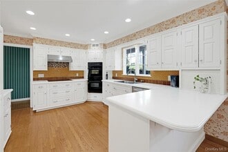 695 Hunt Ln in Manhasset, NY - Building Photo - Building Photo