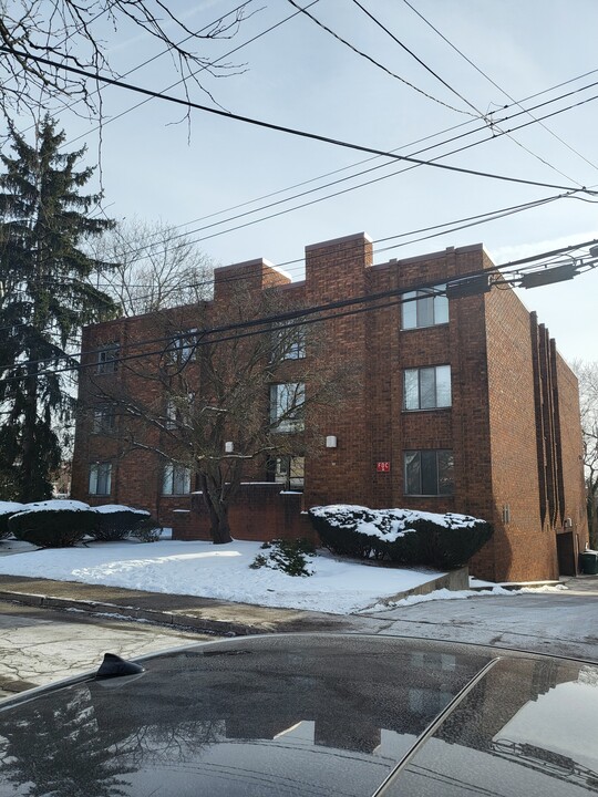 37 Academy Ave in Mt. Lebanon, PA - Foto de edificio