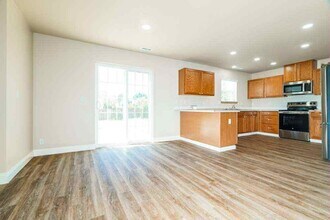 17407 17th Ave E in Spanaway, WA - Foto de edificio - Building Photo