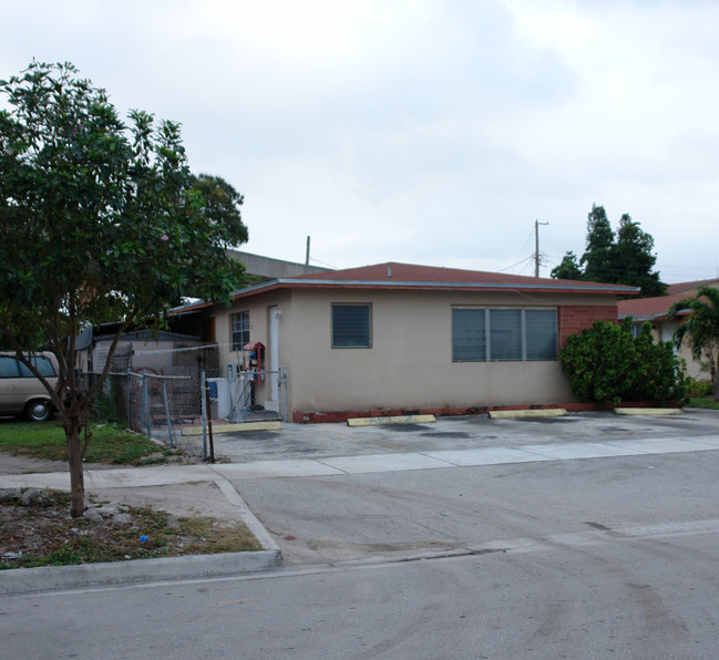 521-533 E 22nd St in Hialeah, FL - Building Photo - Building Photo