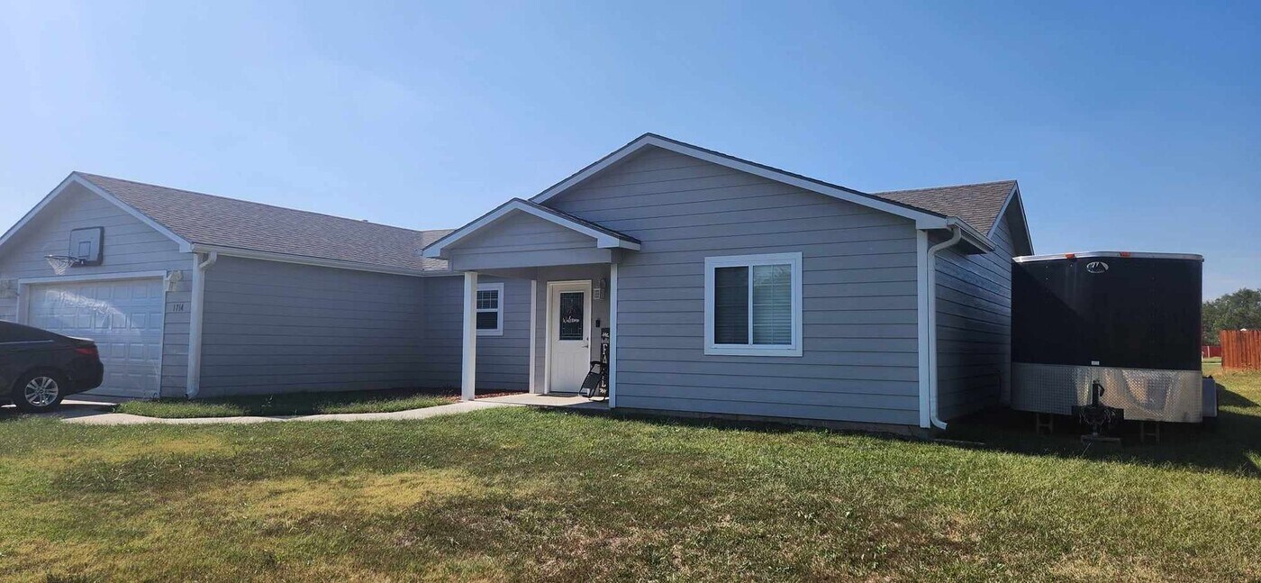 1714 W 14th St in Junction City, KS - Building Photo