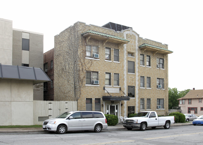 Vogue Apartments in Tulsa, OK - Building Photo - Building Photo