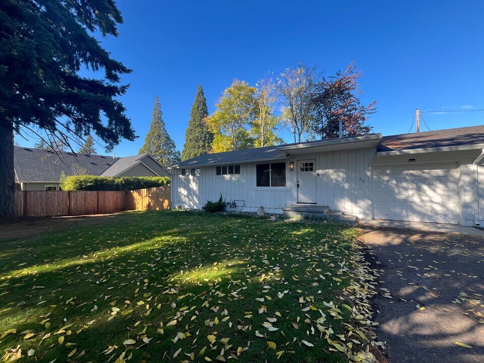 409-411 Eastfield Dr in Oregon City, OR - Building Photo