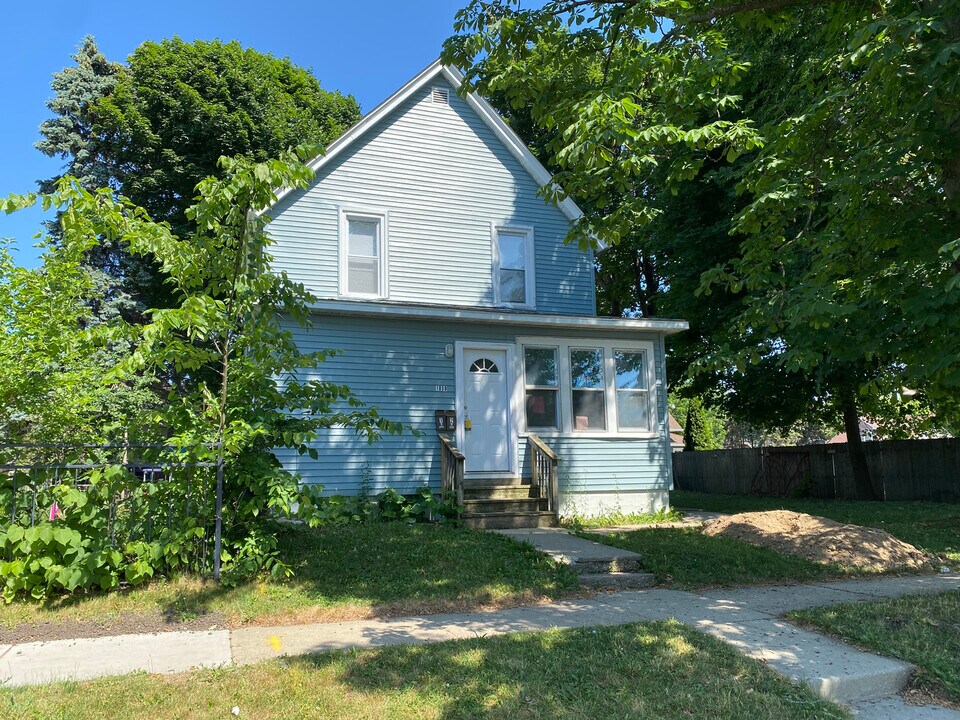 1039 Adams St-Unit -2 in North Chicago, IL - Building Photo