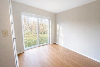 Pine View Apartments in Pittsburgh, PA - Building Photo - Building Photo