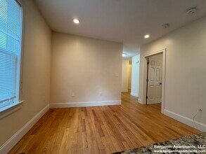 35 Pratt St, Unit 1 in Boston, MA - Foto de edificio - Building Photo