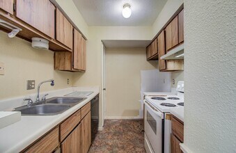 9000 Bissonnet St in Houston, TX - Building Photo - Building Photo