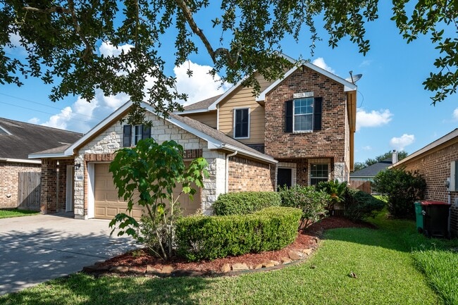 10019 Lynnwood Dr in Baytown, TX - Building Photo - Building Photo