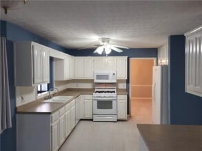 2990 Riverbend Dr in Snellville, GA - Building Photo - Building Photo