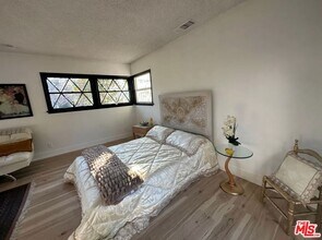 19557 Calvert St in Los Angeles, CA - Foto de edificio - Building Photo