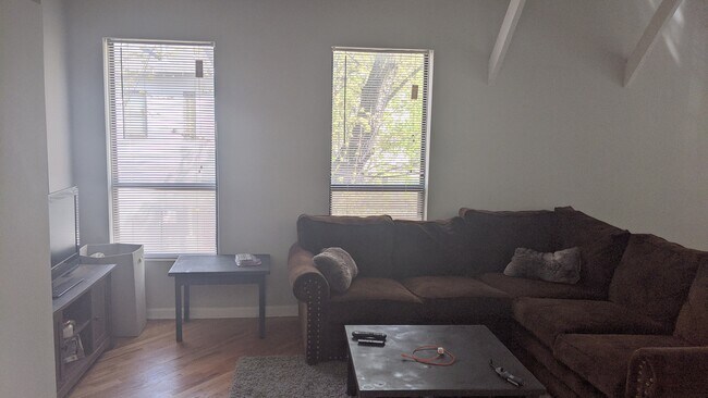 2825 N Sheffield Ave, Unit 2824-2 in Chicago, IL - Building Photo - Building Photo