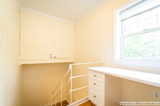 497 Vfw Pky, Unit 1 in Chestnut Hill, MA - Foto de edificio - Building Photo