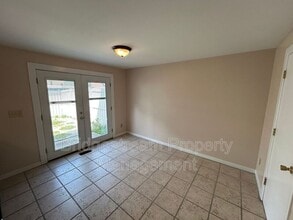 1404 Crown Point Ct in Dayton, OH - Building Photo - Building Photo