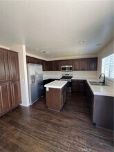 557 Summerfield Way in Orange, CA - Foto de edificio - Building Photo