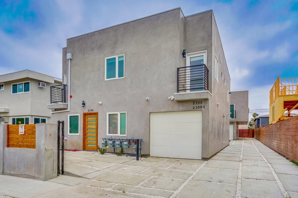 2300 Carmona Ave, Unit Front unit in Los Angeles, CA - Building Photo