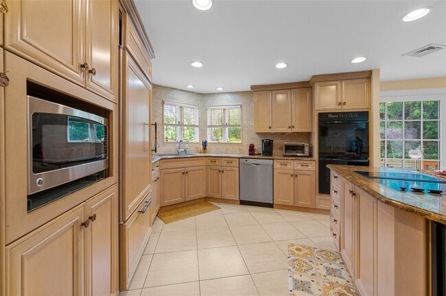 7 Robbins Ln in Great Neck, NY - Building Photo - Building Photo