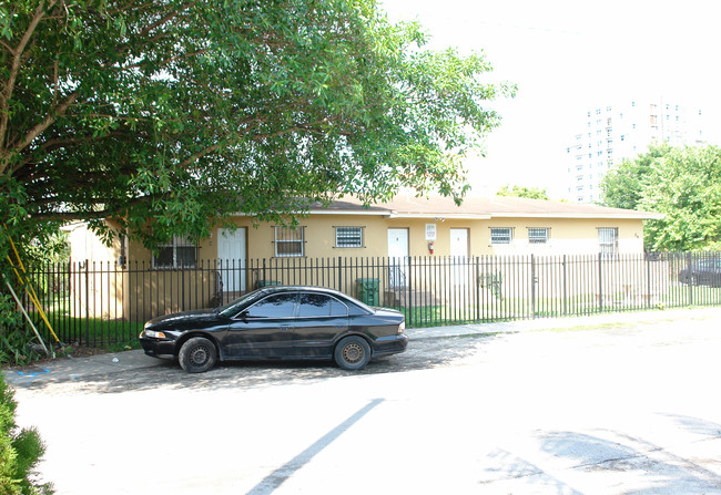 290 NE 77th St in Miami, FL - Foto de edificio - Building Photo