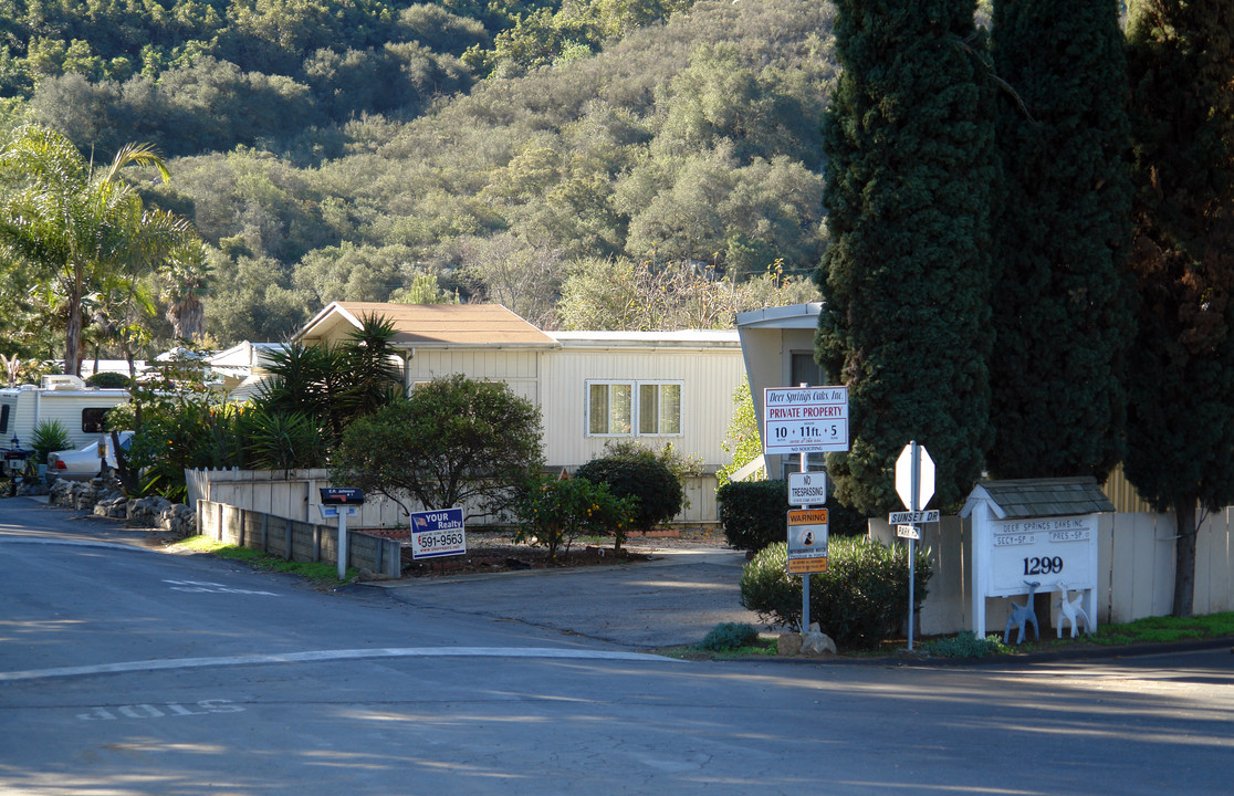 1299 Deer Springs Rd in San Marcos, CA - Foto de edificio