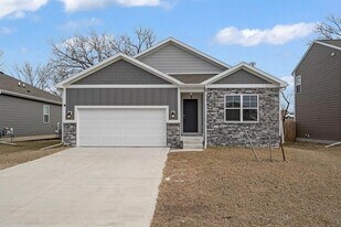 124 Dakota Cir, Unit 013-104 in Waukee, IA - Building Photo