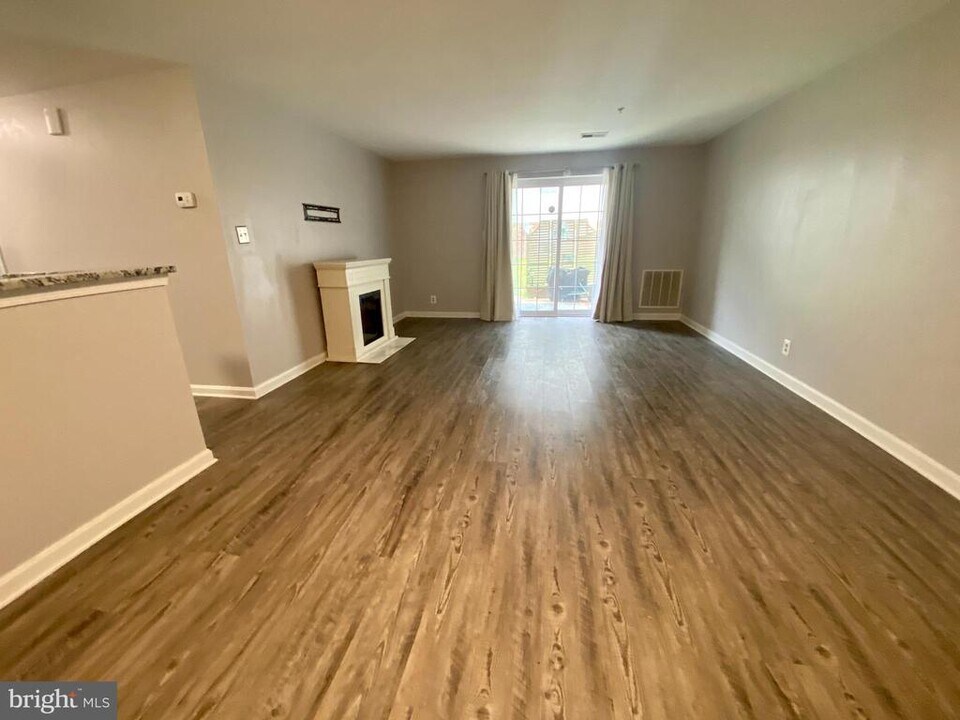 202 Dover Pl, Unit 16 in Stafford, VA - Building Photo