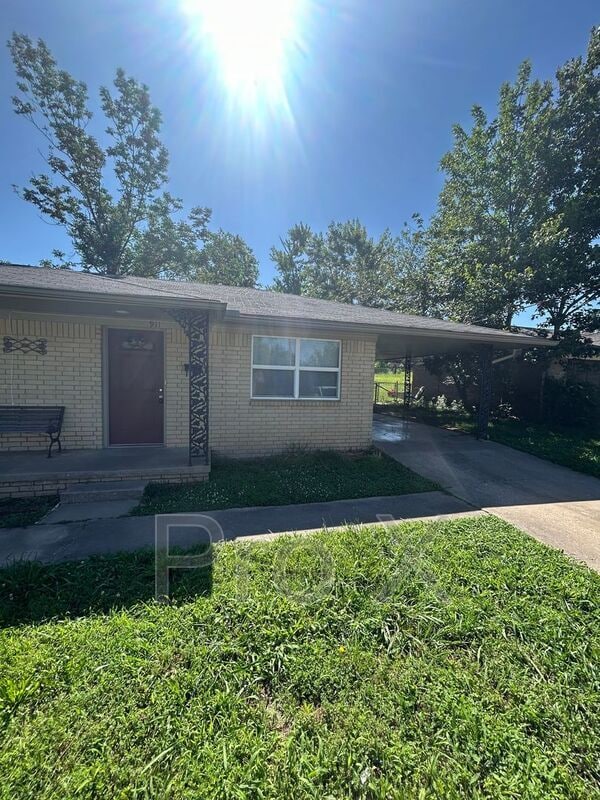 property at 911 S 10th St