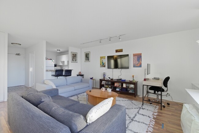 1355 N Sandburg Ter, Unit #303D in Chicago, IL - Foto de edificio - Building Photo