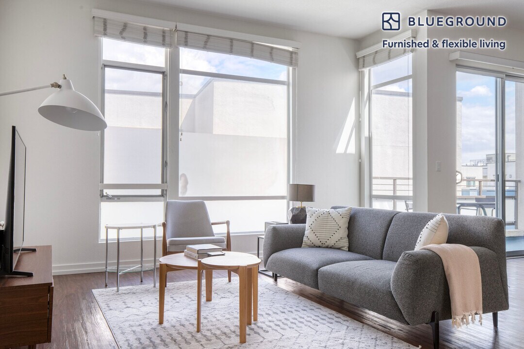 4055 Redwood Ave in Los Angeles, CA - Building Photo