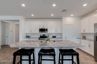 9419 W Willow Bend Ln in Phoenix, AZ - Foto de edificio - Building Photo