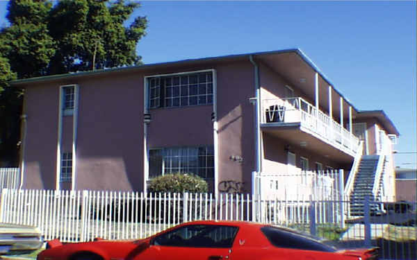 10230 Woodworth Ave in Inglewood, CA - Foto de edificio